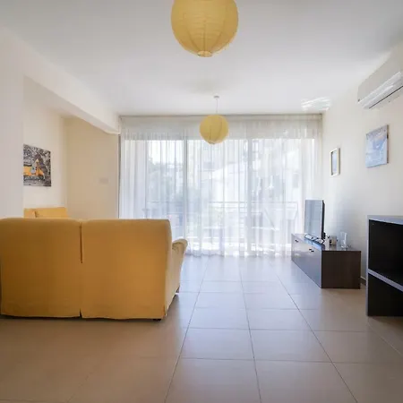 Cozy & Stylish - 2bd - Central Area & Parking لارنكا