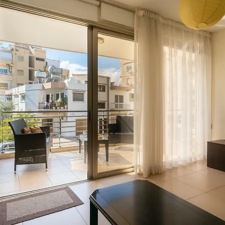 Cozy & Stylish - 2bd - Central Area & Parking شقة