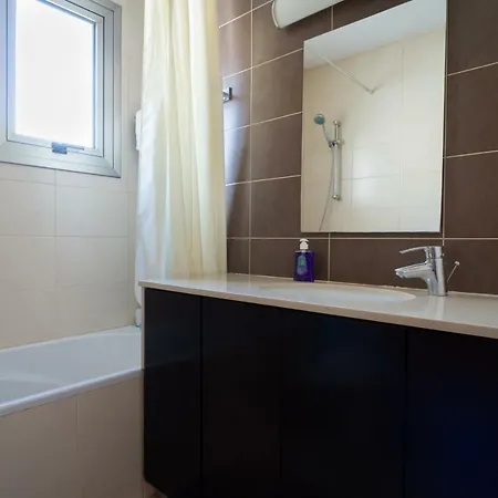 Cozy & Stylish - 2bd - Central Area & Parking لارنكا